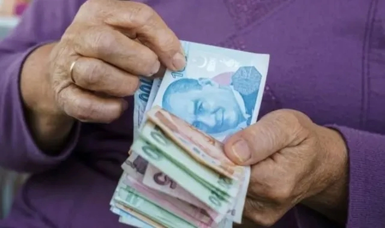 AK Parti'nin en düşük emekli maaşı için düşündüğü rakam kulislerden sızdı!