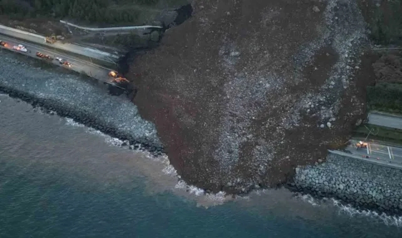 Artvin'de heyelan: Karadeniz Sahil Yolu ulaşıma kapandı