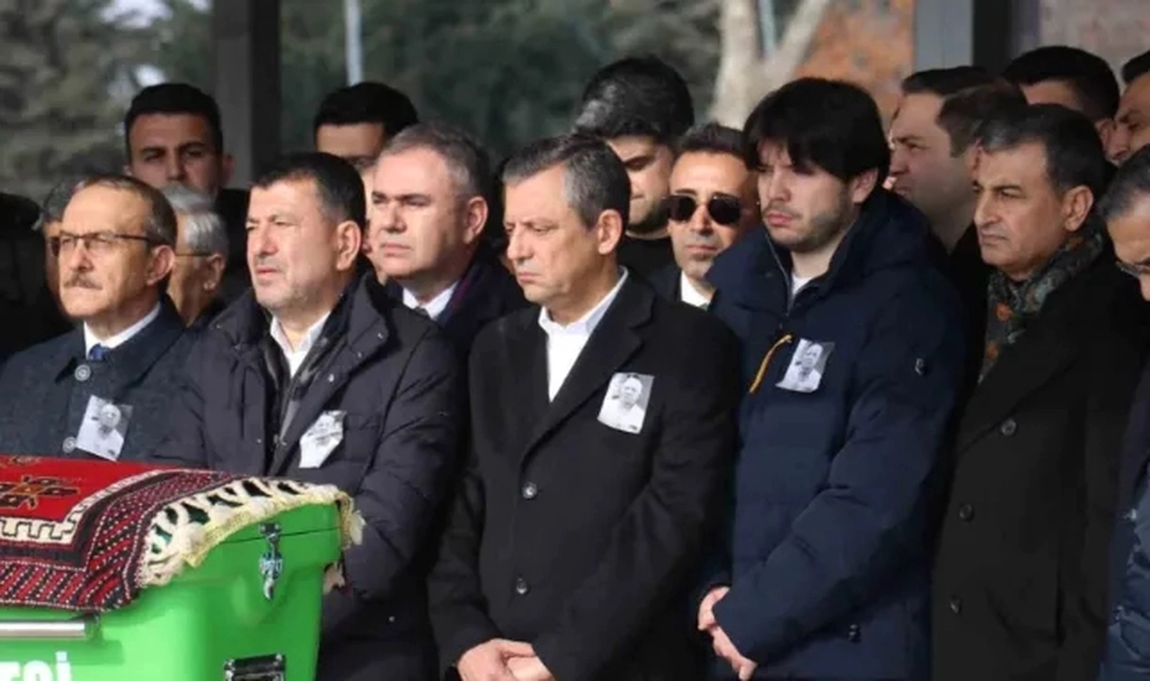 CHP lideri Özgür Özel Malatya'da Veli Ağbaba'nın babasının cenaze törenine katıldı