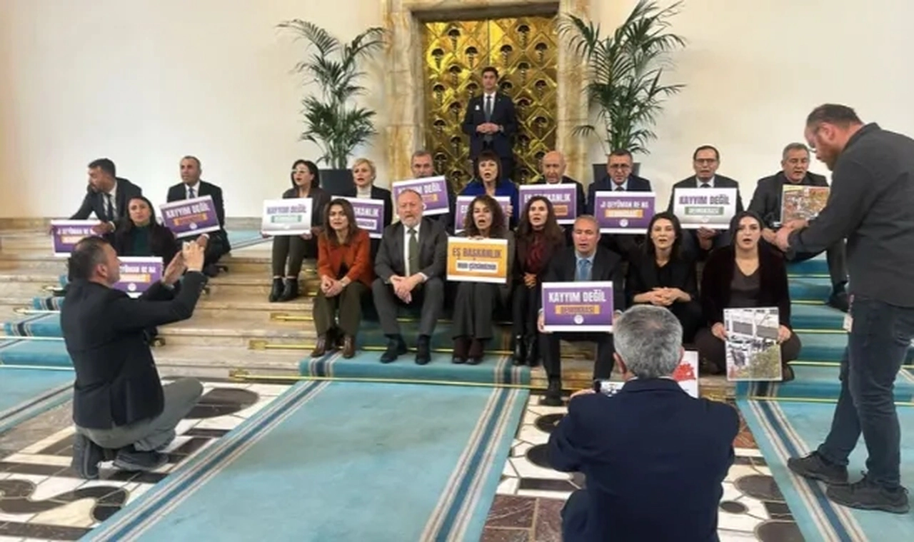 DEM Parti'den Meclis'te 'Kayyım' Protestosu! Oturma Eylemi Başlattılar