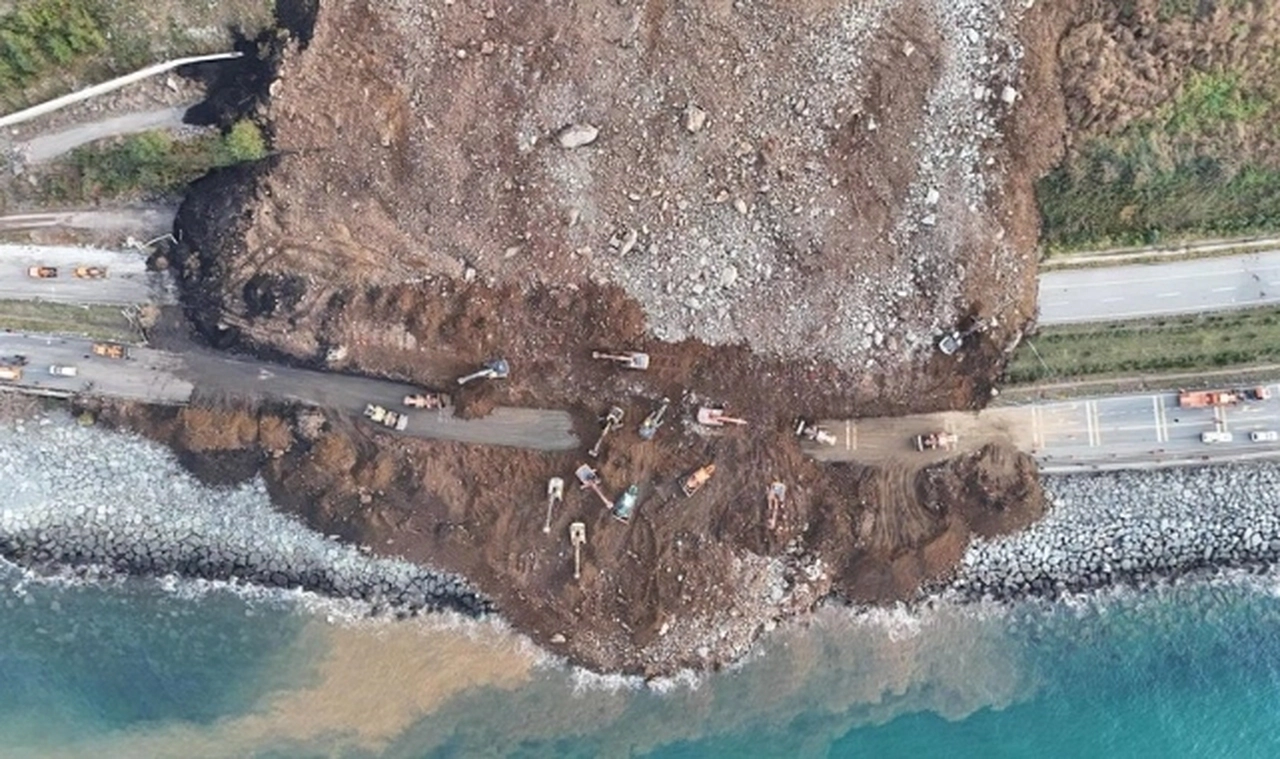 Karadeniz Sahil Yolu'ndaki heyelan 4 can aldı: Gezmek için Gürcistan'a gidiyorlardı