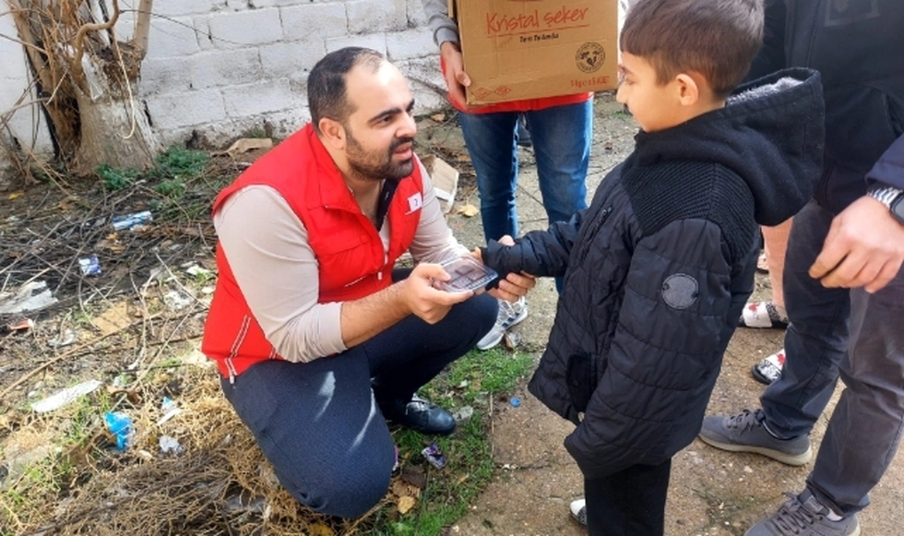 Kızılay’dan Çocuklara Çikolata İkramı