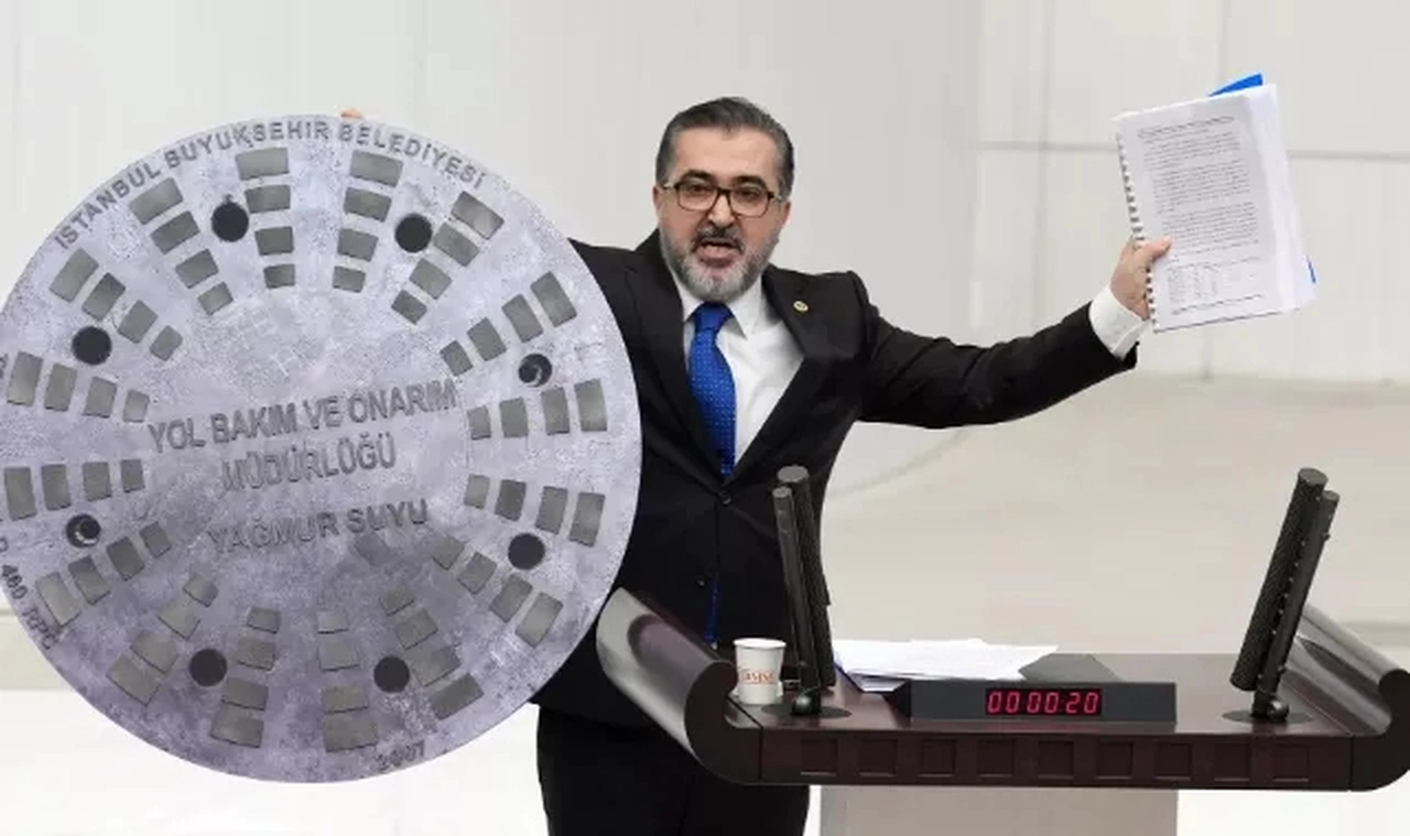 Meclis kürsüsüne rögar kapağı ile çıktı: 'Resim buradadır, kapak buradadır'