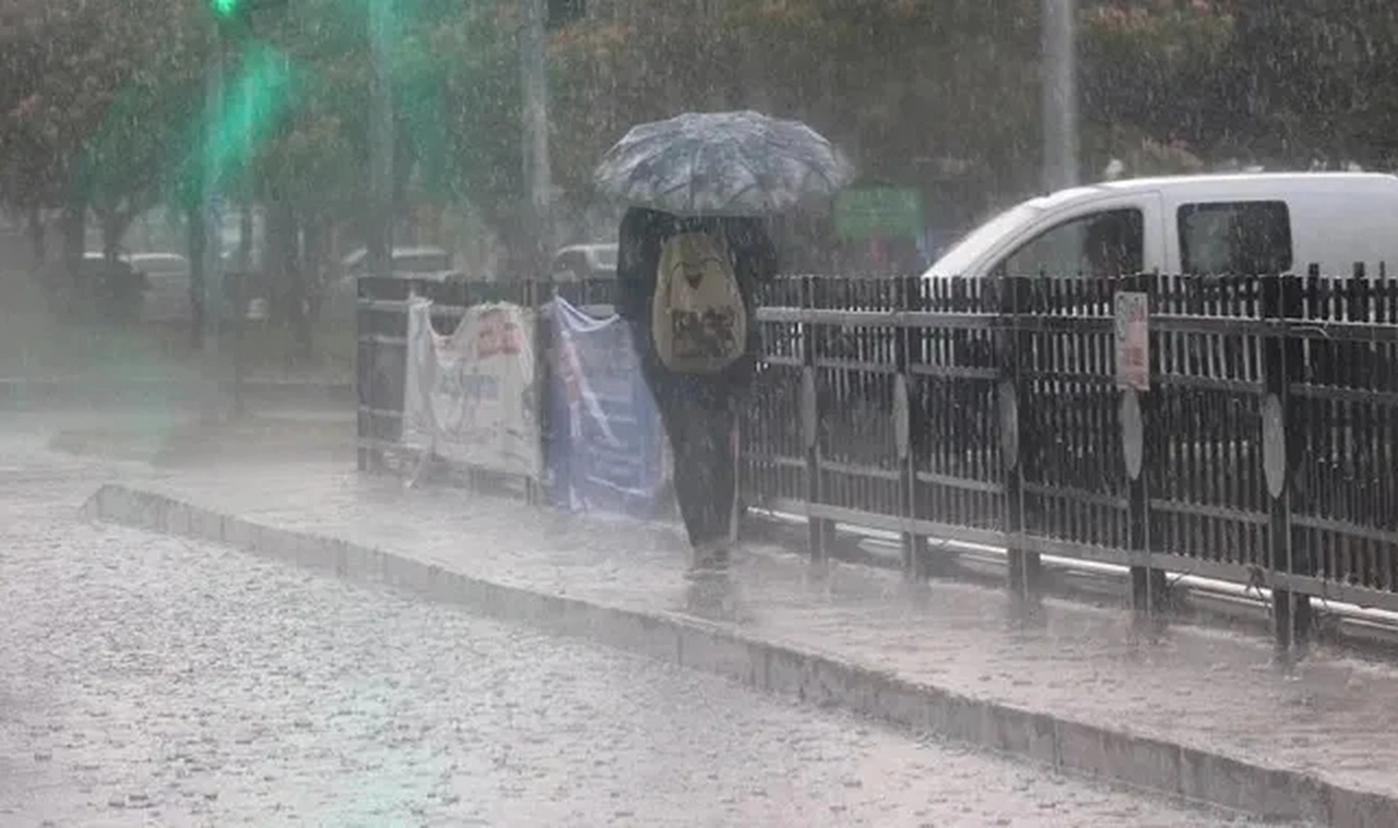 Meteoroljiden 4 il için sarı kod: Ege'de sağanak, Marmara'da fırtına uyarısı