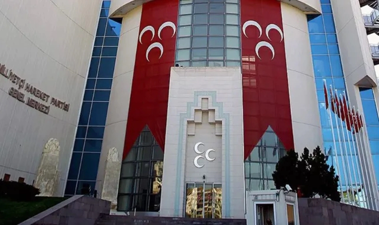 Özgür Özel'in 'asgari ücret için sokağa inelim' çağrısına MHP'den yanıt: 'Yabancı başkentlerin ağzıdır'