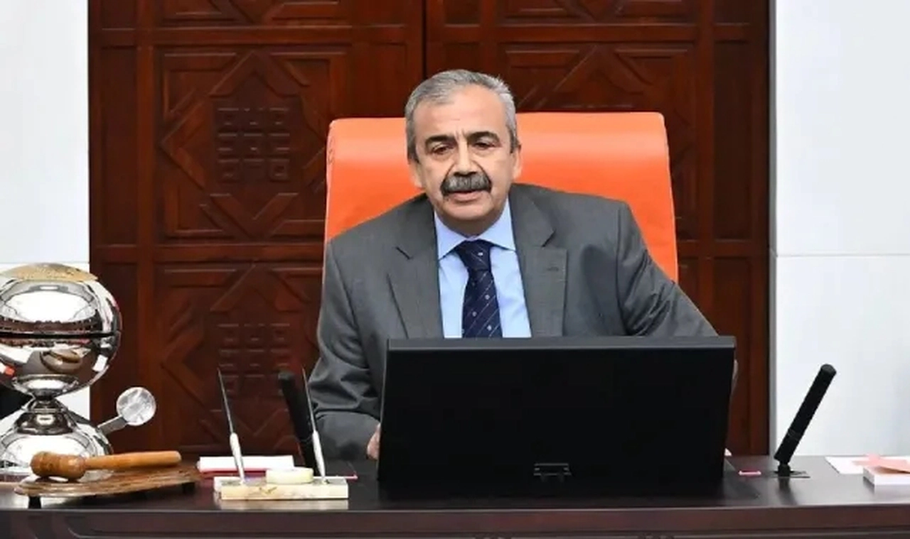 Sırrı Süreyya Önder, Cumhuriyeti hedef aldı! 'Allah’ın her alandan silinmesi' dedi
