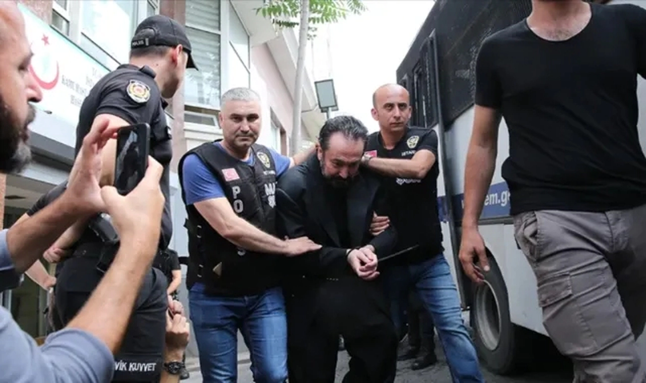 Adnan Oktar’ın mahkeme duruşmasında 'kedicik'lerden övgüler: 'Hocam kombininiz çok güzel'