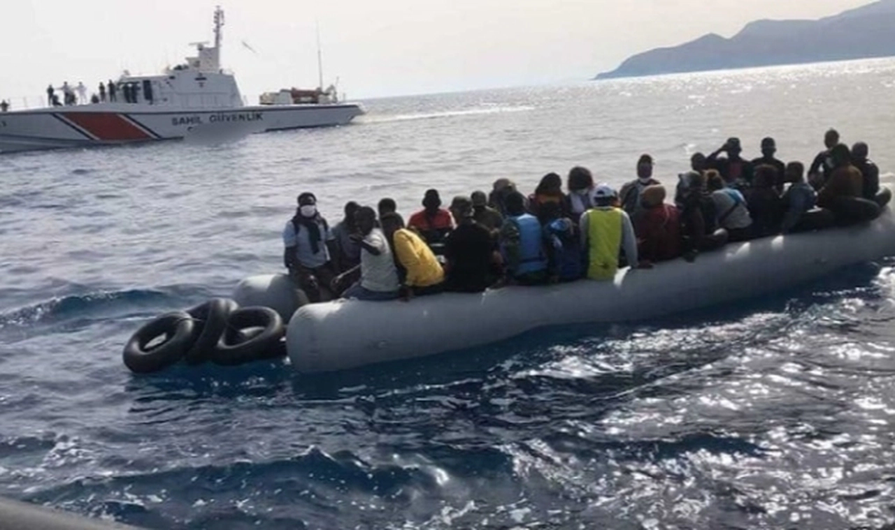 Kuşadası’nda ekiplerden kaçan göçmenler lastik bottan düştü: Yedi ölü