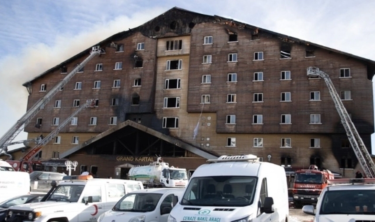 Otel yangınında yaralanan 51 kişiden 39'u taburcu oldu