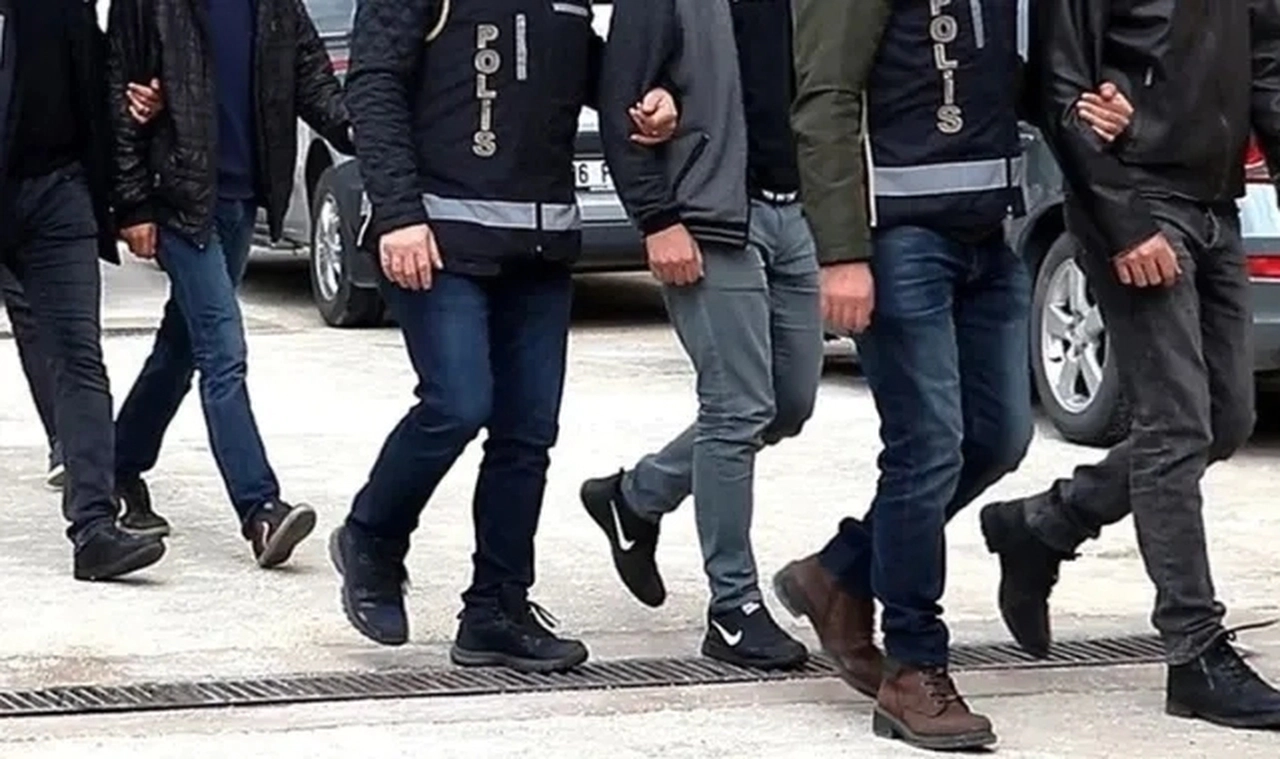 Selçuk'ta uyuşturucuyla yakalanan 2 şüpheli tutuklandı