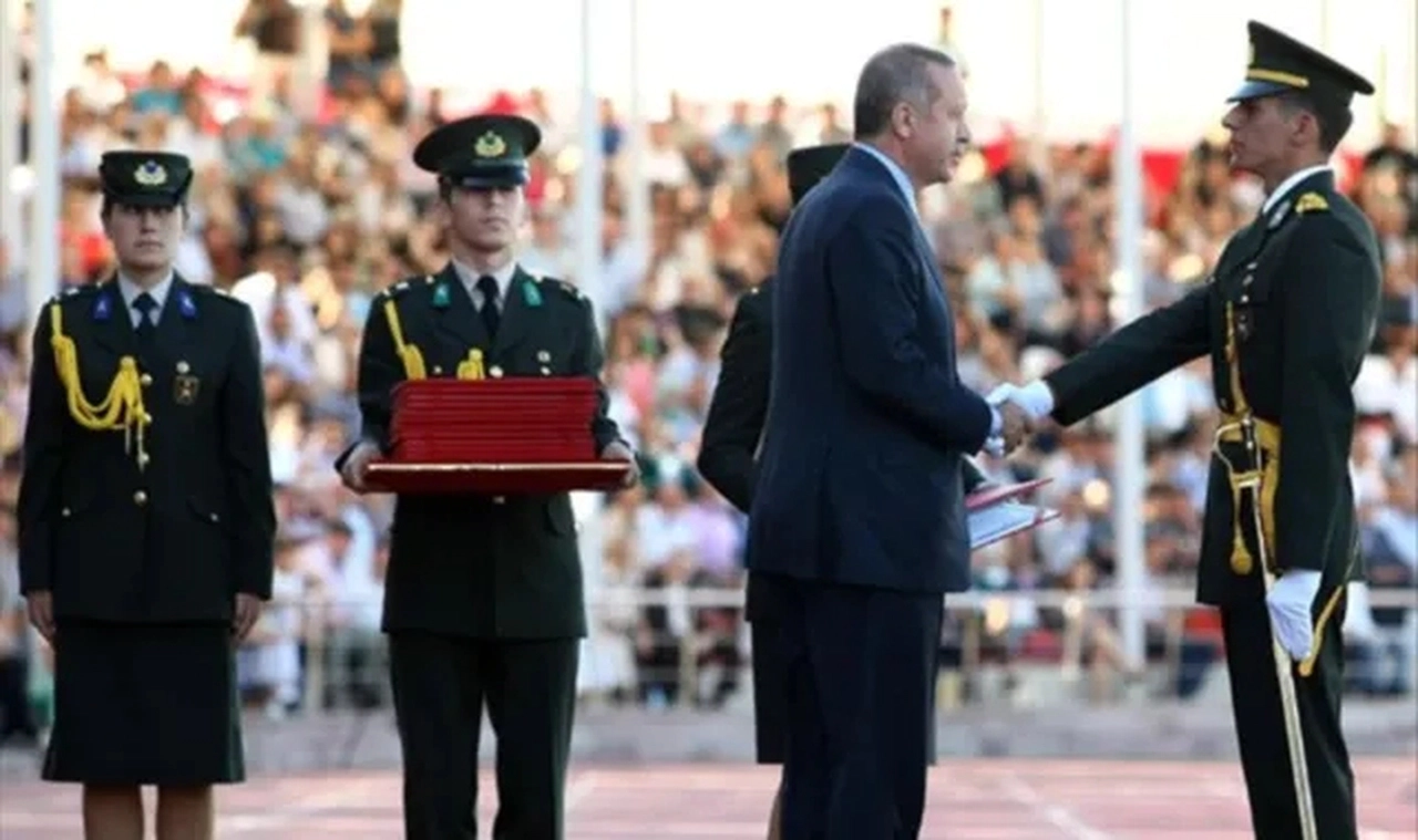 3 Teğmene tebligat yapıldı: İhraç kararının 4'e karşı 5 oyla alındığı kesinleşti... Teğmenlerin TSK'dan atılmasına karşı çıkanlar dikkat çekti