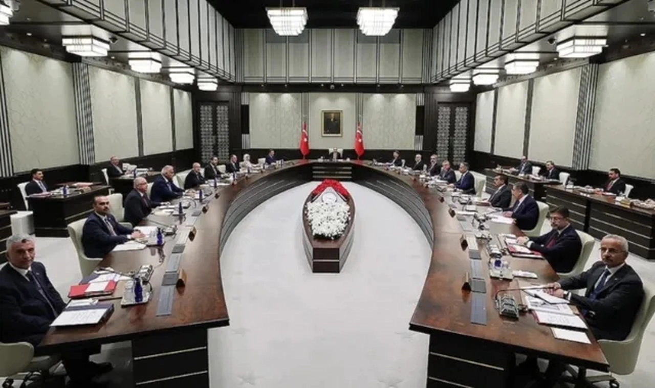 AK Parti kulislerinde 3 bakanlığın bölünmesi konuşuluyor: En büyük sorun o bakanlıkta!