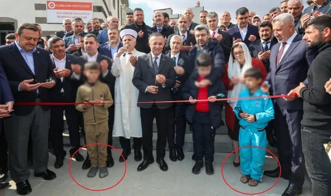 AK Parti’liler ayakkabısı olmayan çocuklarla cami açılışı yapmış