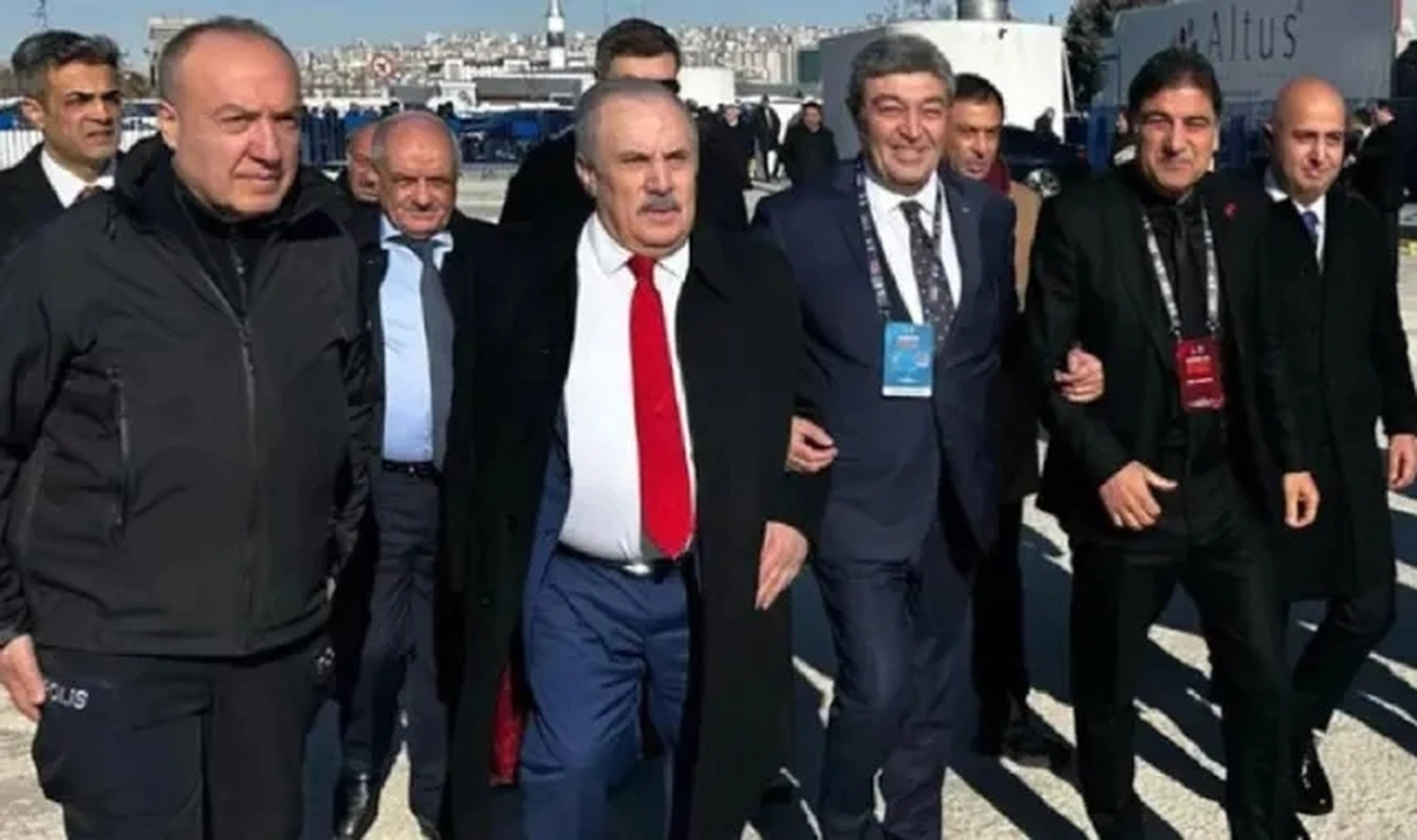 AK Parti'ye geçen vekiller kongreye kol kola geldi: 'Utanmıyorsanız sorun yok'
