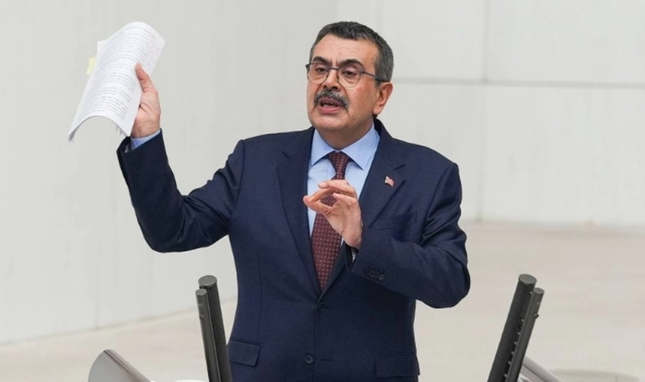 Bakan Tekin'den, CHP lideri Özel'in "Bir sonraki Cumhurbaşkanını darbe ile ekarte etmeye çalışıyorlar" sözlerine yanıt: Şaşkınlıkla izliyoruz!