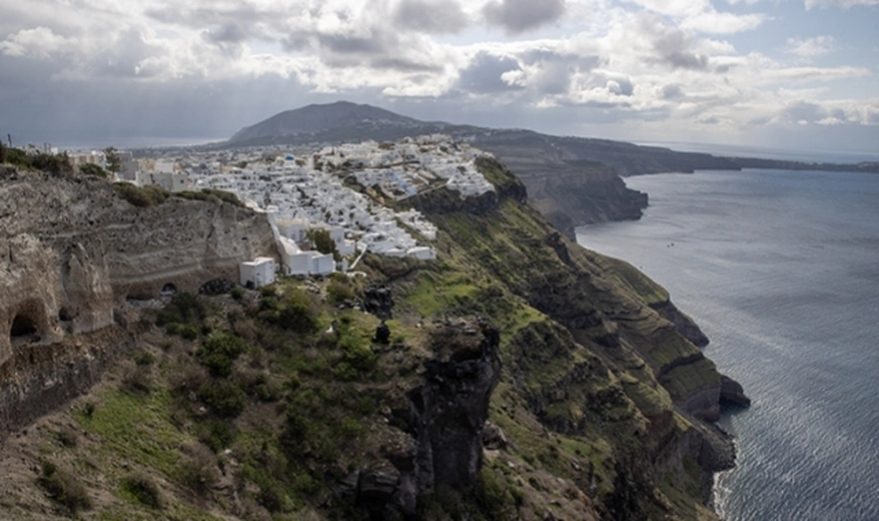 Ege'deki Yunan adası Santorini'deki volkan aktif hale geldi