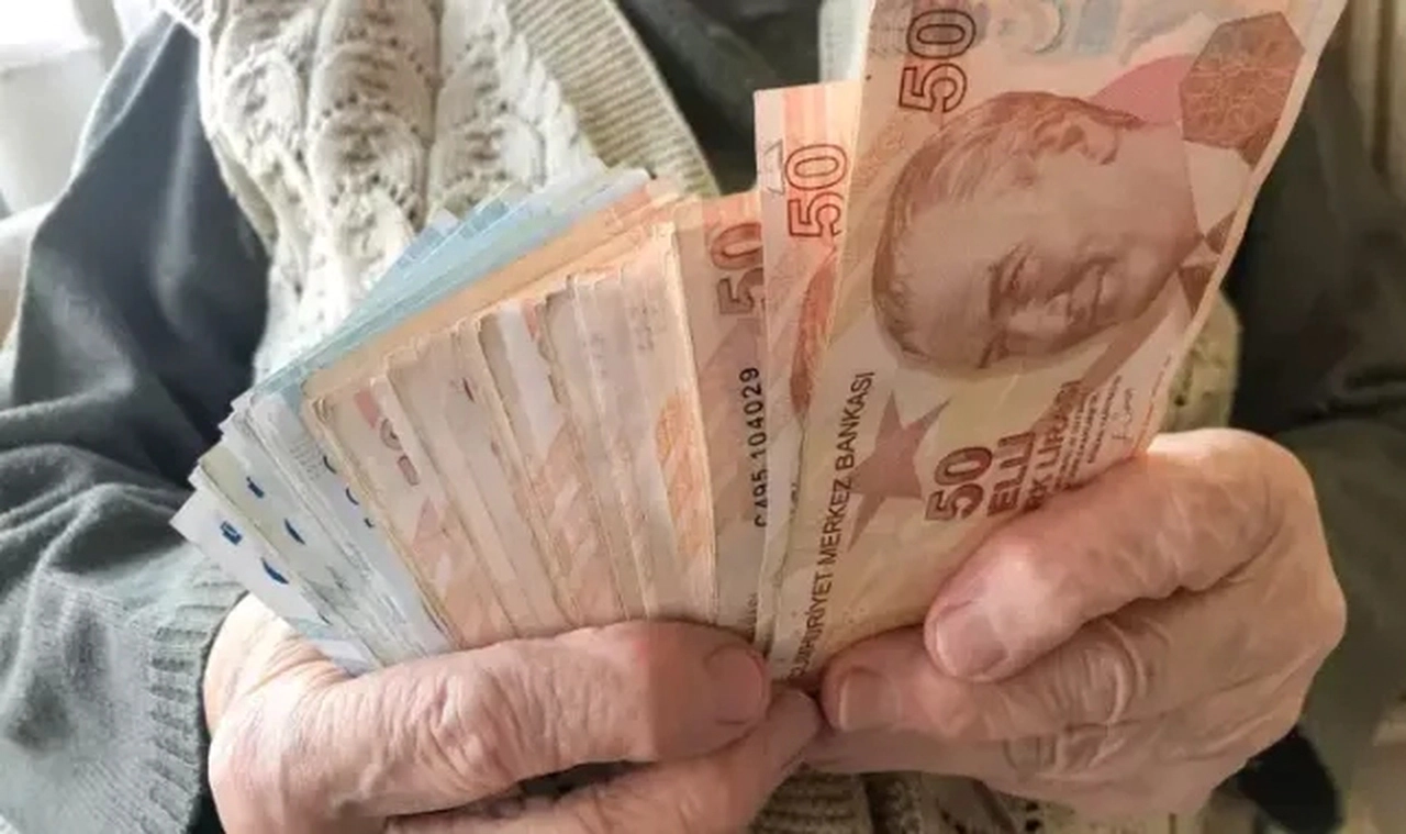 Emeklilerin zam farkı ödeme tarihi belli oldu