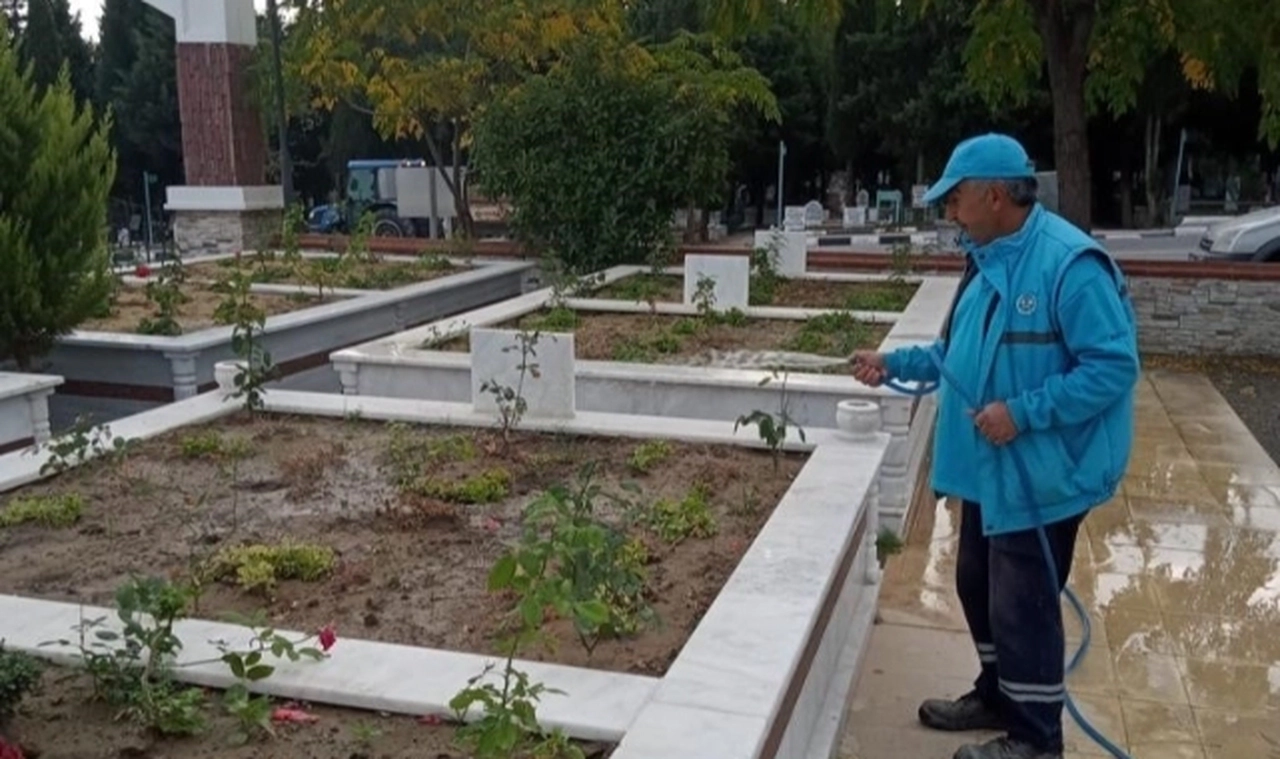 Manisa’da mezarlık bakımları aralıksız devam ediyor