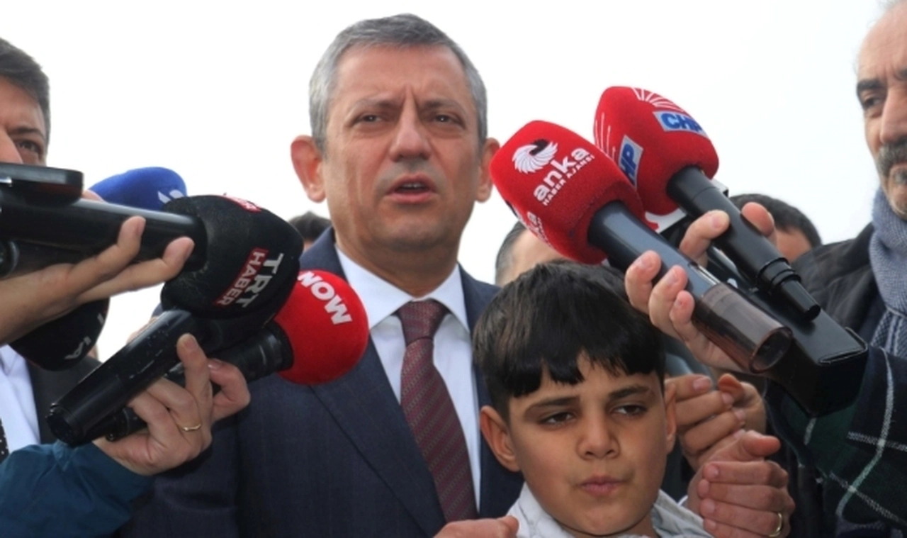 Özgür Özel'den deprem açıklaması: 'Yunanistan adaları boşalttı, Türkiye bir şey yok gibi davranıyor'