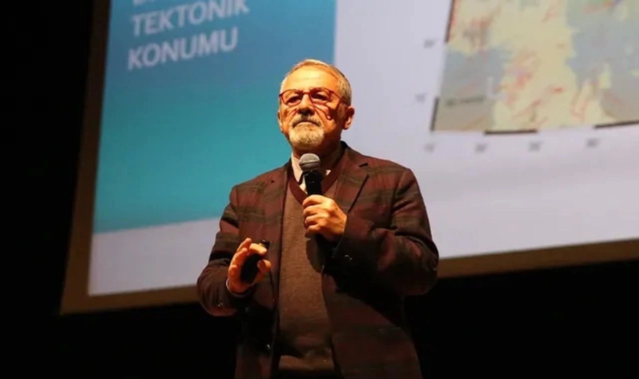 Peş peşe meydana gelmişti: Naci Görür'den Ege Denizi'ndeki depremlerle ilgili açıklama