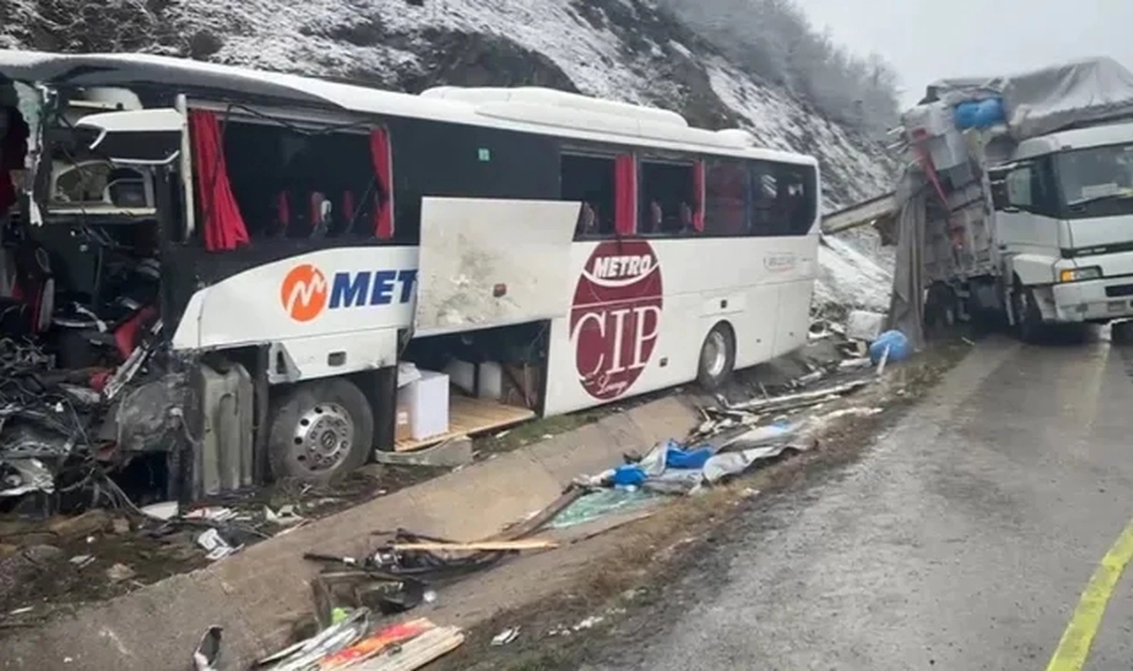 Samsun’da yolcu otobüsü park halindeki kamyona çarptı: 1 ölü, 16 yaralı