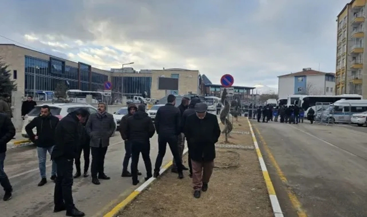 Van'da kayyım: Çok sayıda kişi gözaltına alındı