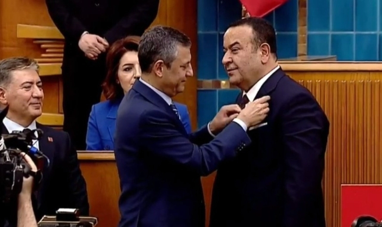 Adnan Beker CHP'ye katıldı, rozetini Özgür Özel taktı
