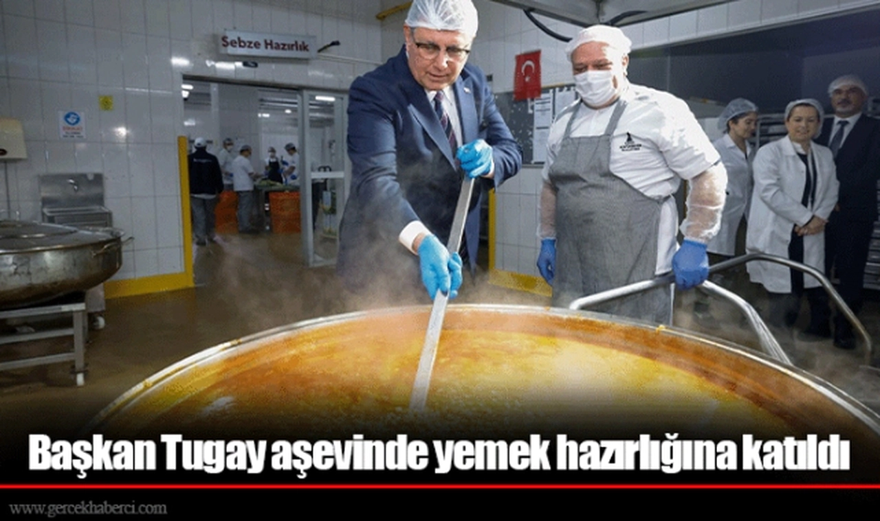 Başkan Tugay aşevinde yemek hazırlığına katıldı
