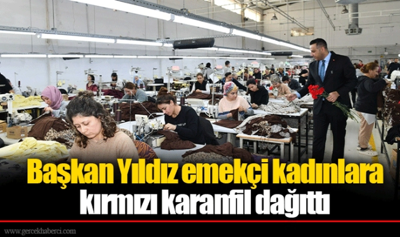 Başkan Yıldız emekçi kadınlara kırmızı karanfil dağıttı
