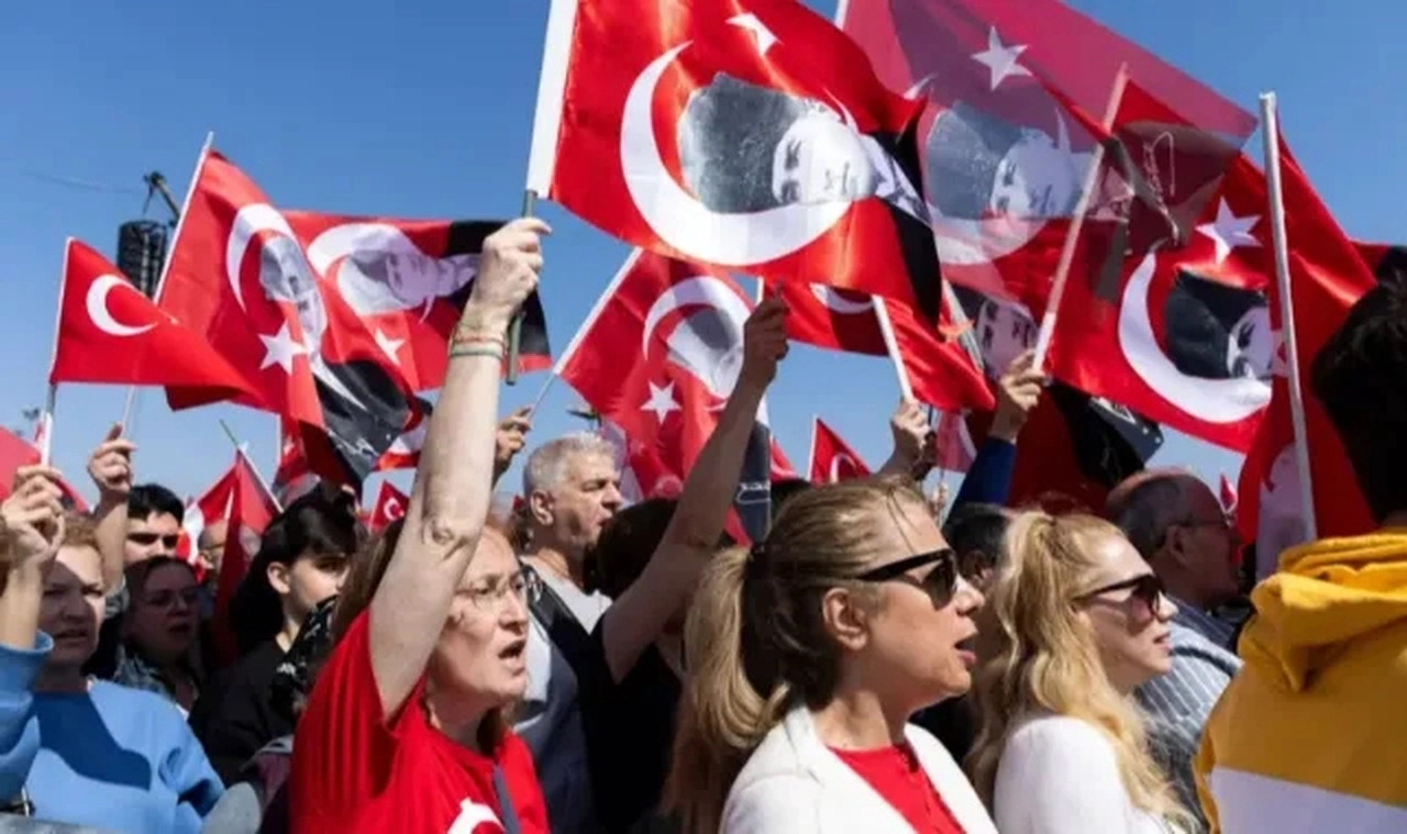 CHP lideri Özel Maltepe mitinginde konuştu, 'İmamoğlu'nun özgürlüğü ve erken seçim talebiyle' imza kampanyasına başlayacaklarını duyurdu