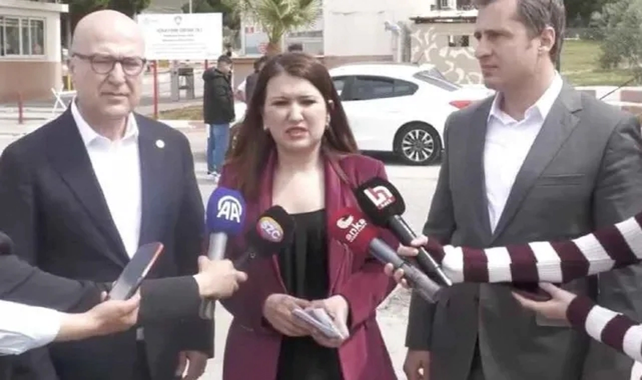 CHP'liler Menemen Cezaevi'ndeki gençleri ziyaret etti
