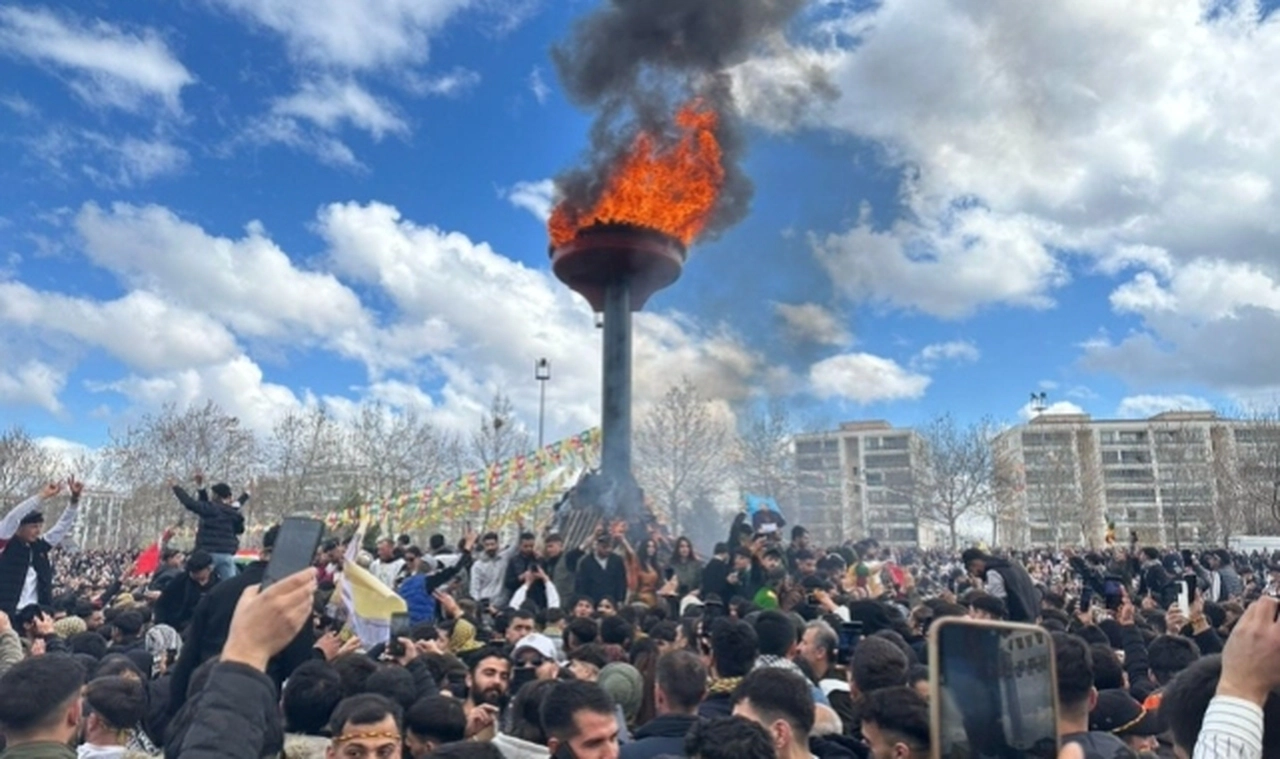 Diyarbakır'da Newroz ateşi yakıldı