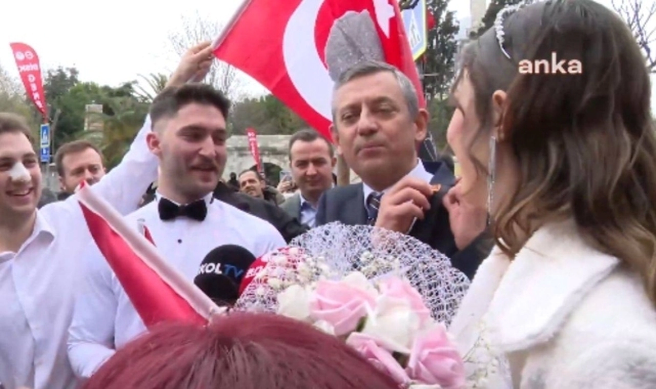 Evlenip Saraçhane'ye geldiler, Özgür Özel rozetini taktı
