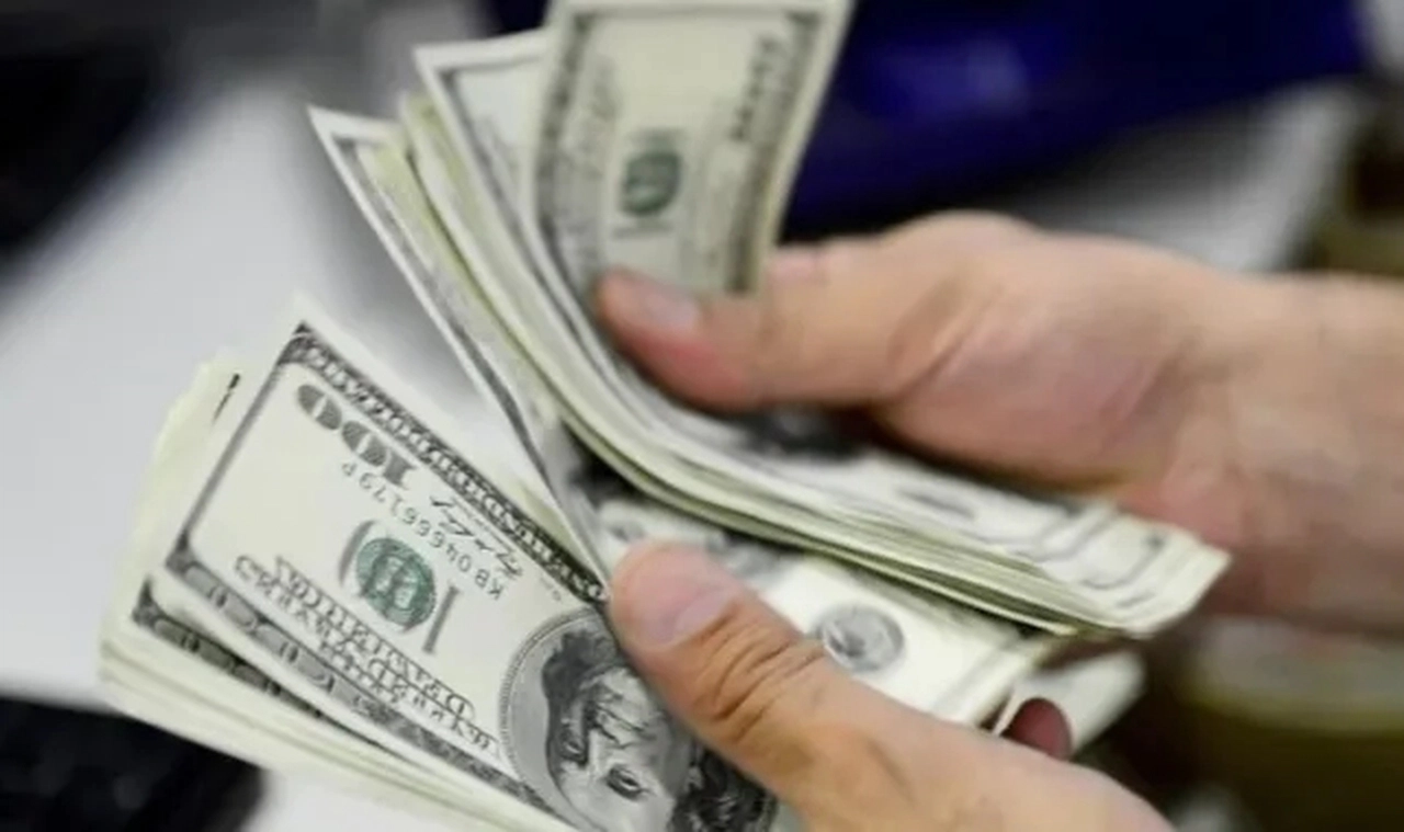 Faizler indi, yatırımcı dövize koştu