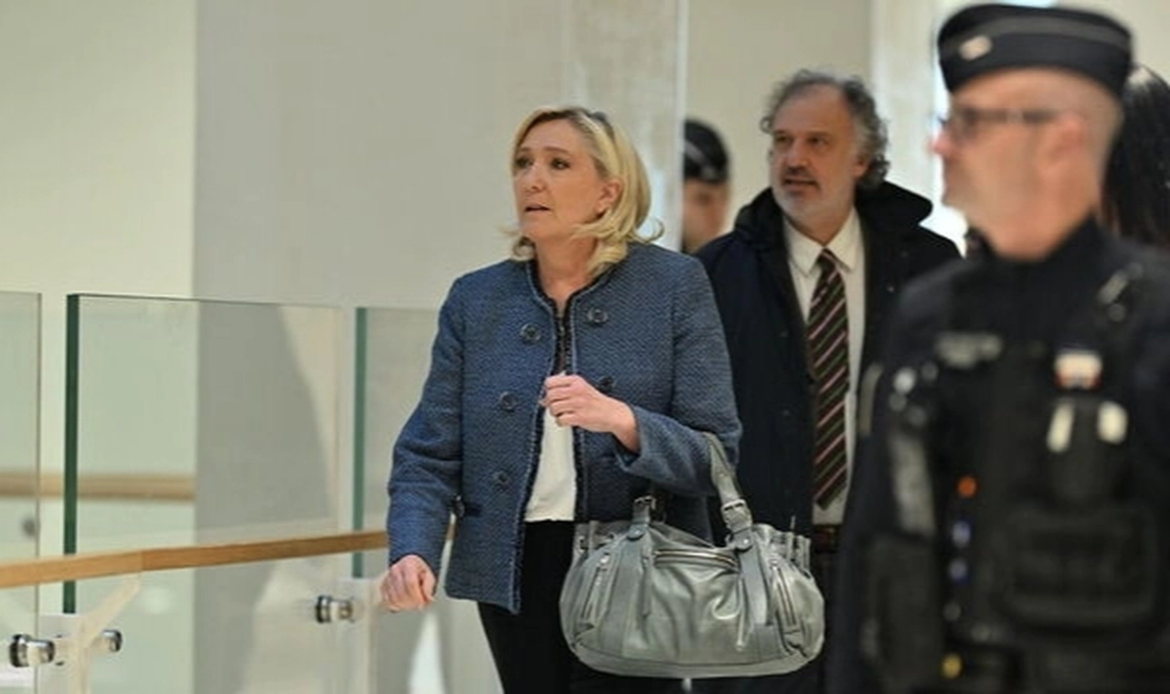 Fransa'da 2027 cumhurbaşkanı seçimleri için adaylığını duyuran Le Pen, yolsuzluktan suçlu bulundu