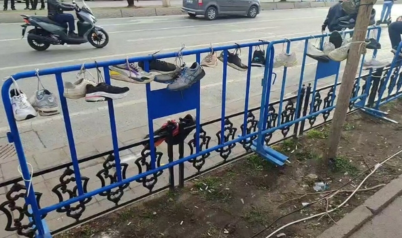 Gözaltına alınan ve ezilme tehlikesi geçirenlerin ayakkabıları Saraçhane'de asıldı