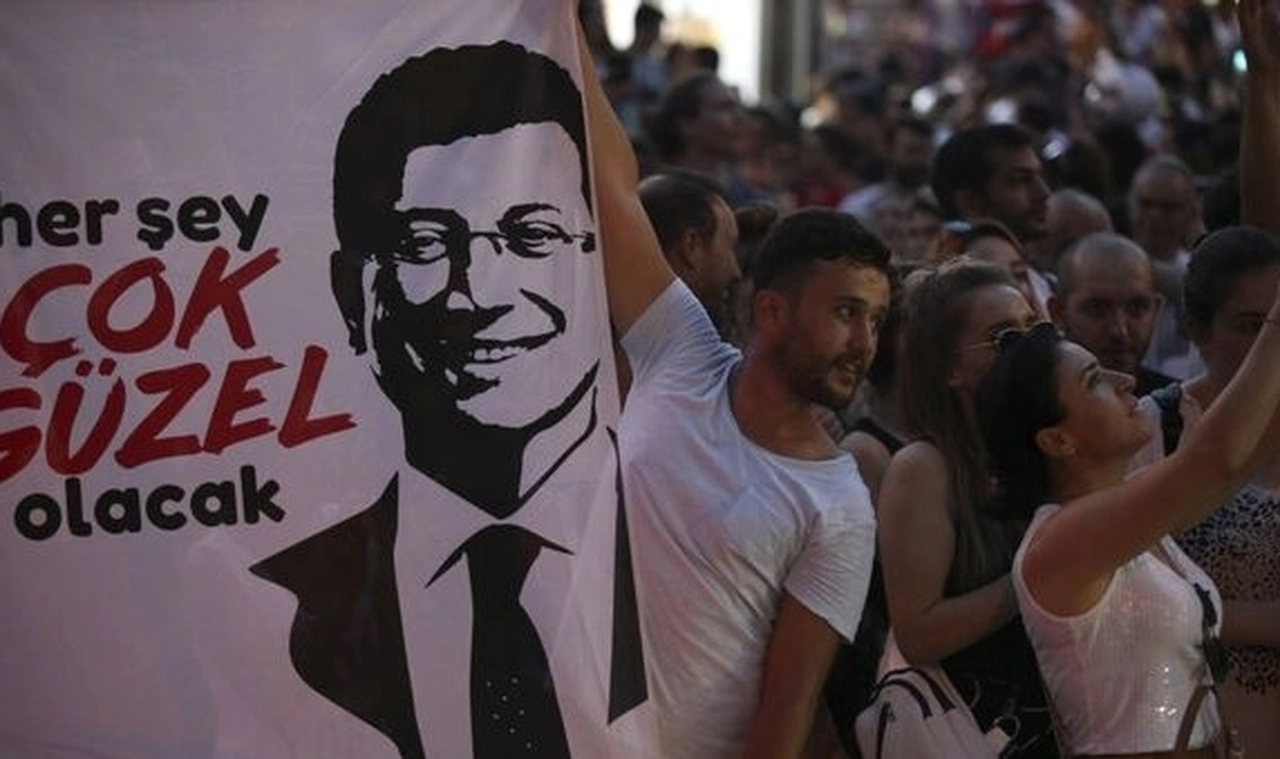 İmamoğlu’nun afişlerine toplatma kararı