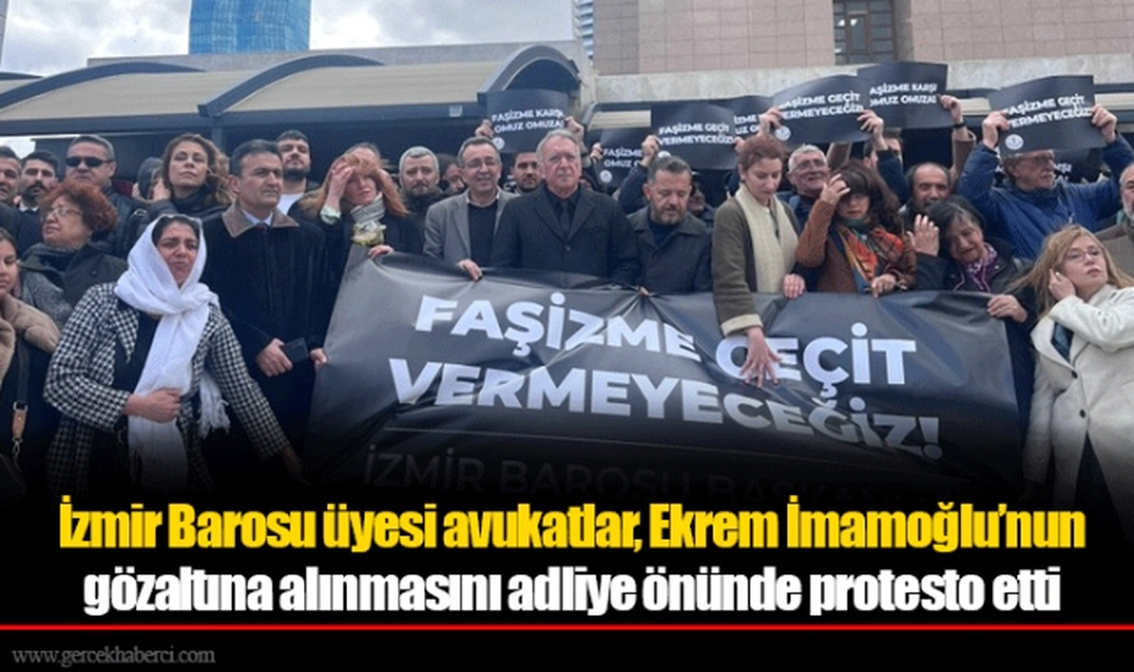 İzmir Barosu üyesi avukatlar, Ekrem İmamoğlu’nun gözaltına alınmasını adliye önünde protesto etti