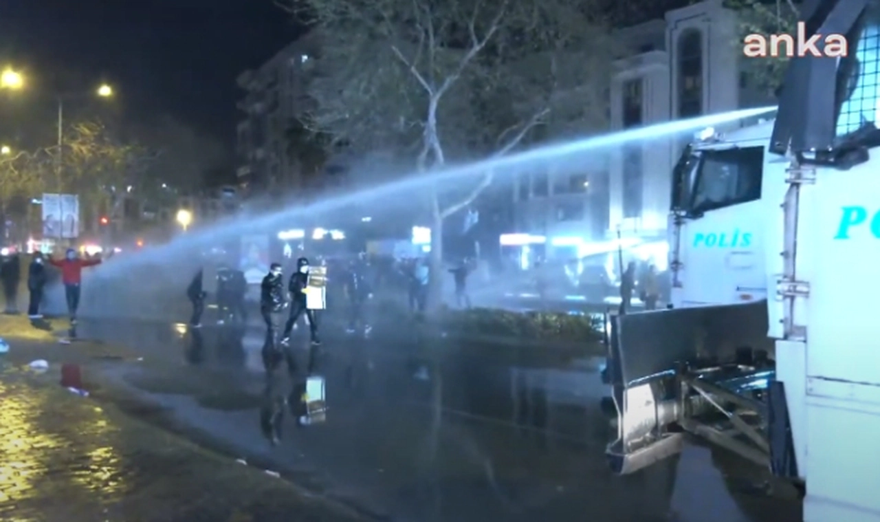 İzmir'de demokrasi nöbeti 6. gününde
