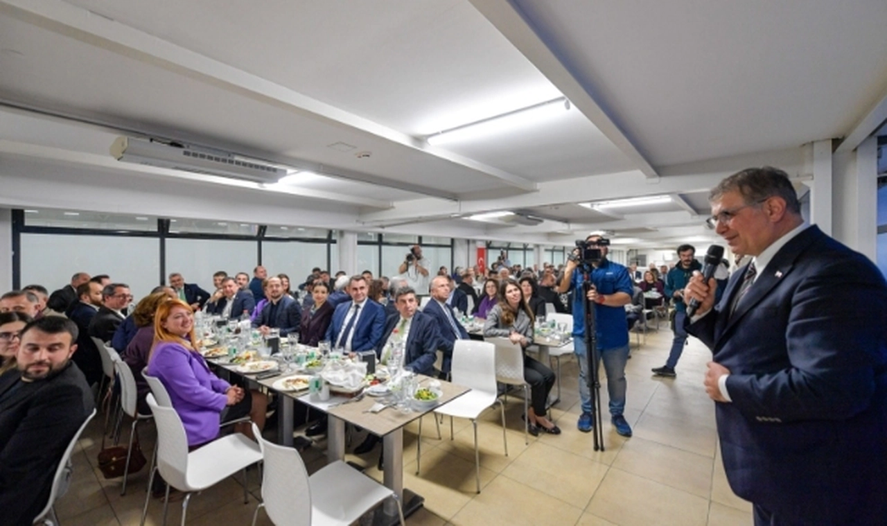 İzmirli meclis üyeleri aynı sofrada iftar yaptı