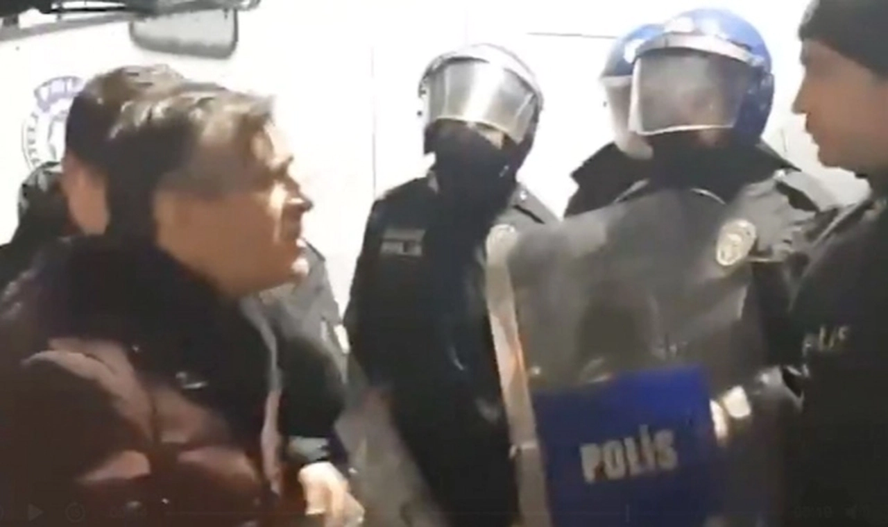 Kocaeli'de talimatsız biber gazı sıkılmış! Emniyet müdür yardımcısı ile komiser arasındaki tartışma kamerada