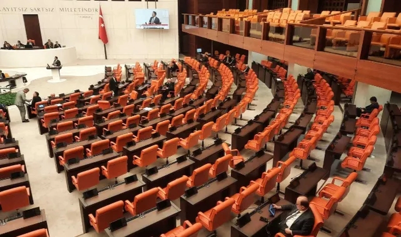Meclis'te AK Parti sıraları boş kaldı