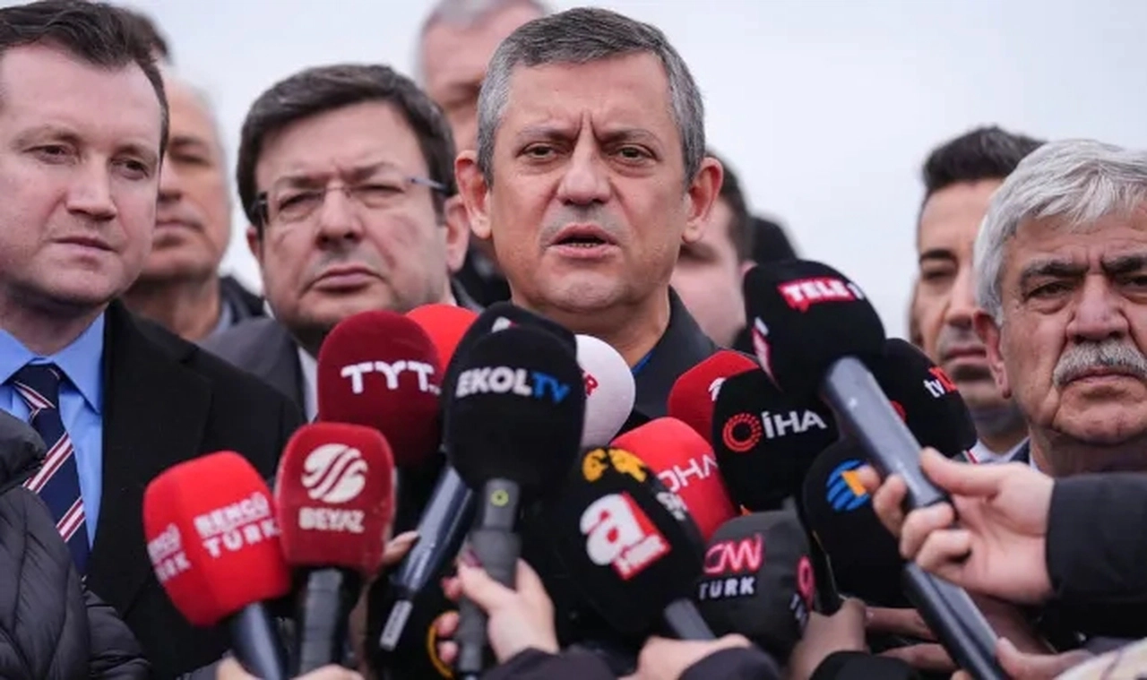 Özgür Özel'den Erdoğan'a 'mezar' yanıtı: Gevelediğin şey ölümle tehditse vız gelir tırıs gider!