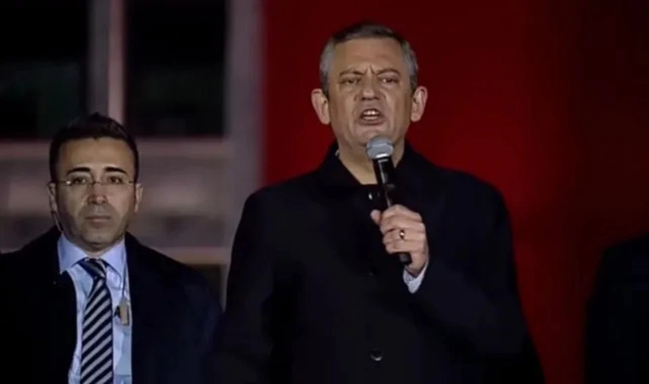 Özgür Özel Saraçhane'de konuştu: Boykot çağrısını tekrarladı... Ön seçime rekor katılımı açıkladı!