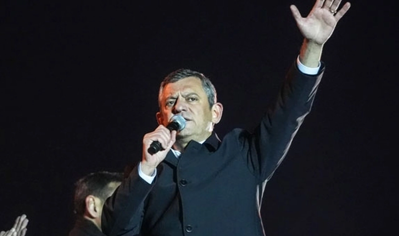 Özgür Özel, Saraçhane'de toplanan kalabalığa sesleniyor