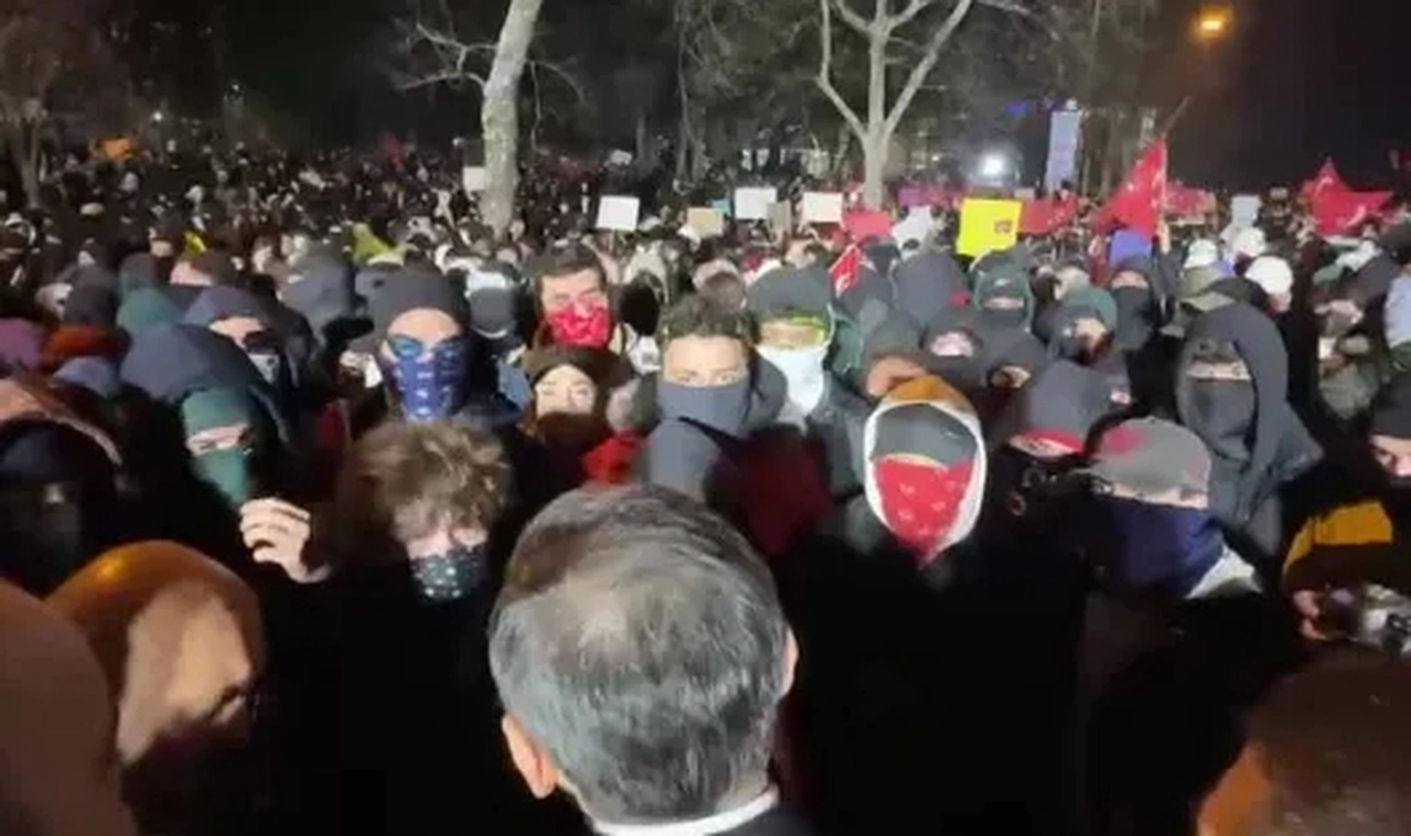 Protestocu bir öğrenci, firkateyn üreten bir firma CEO'sunun oğlu çıktı