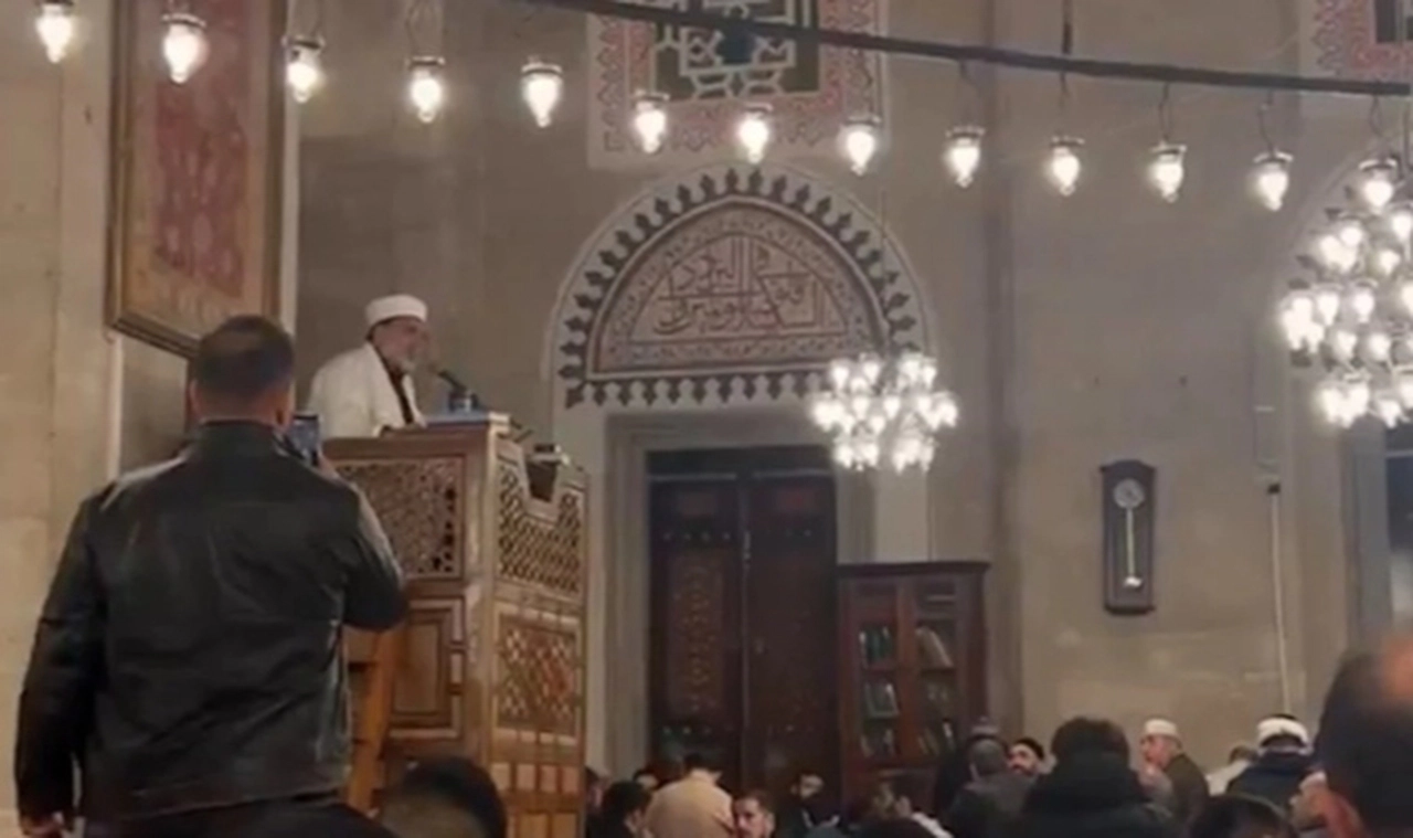 Şehzadebaşı Camii imamından provokatif sözler: 'Suriye’de bile bitti o iş, demir yumruğu yersiniz'