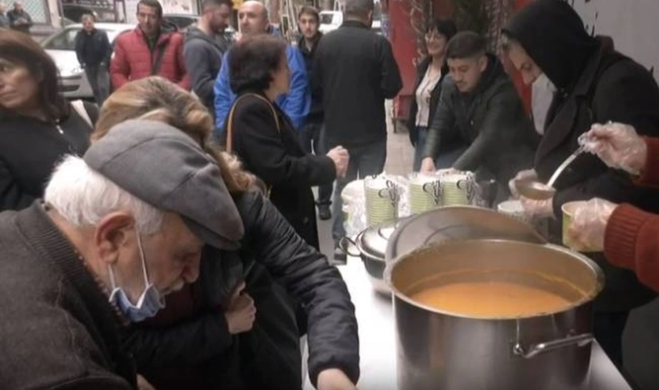 Şişli'de kapatılan Kent Lokantası önünde 'halk sofrası' kuruldu