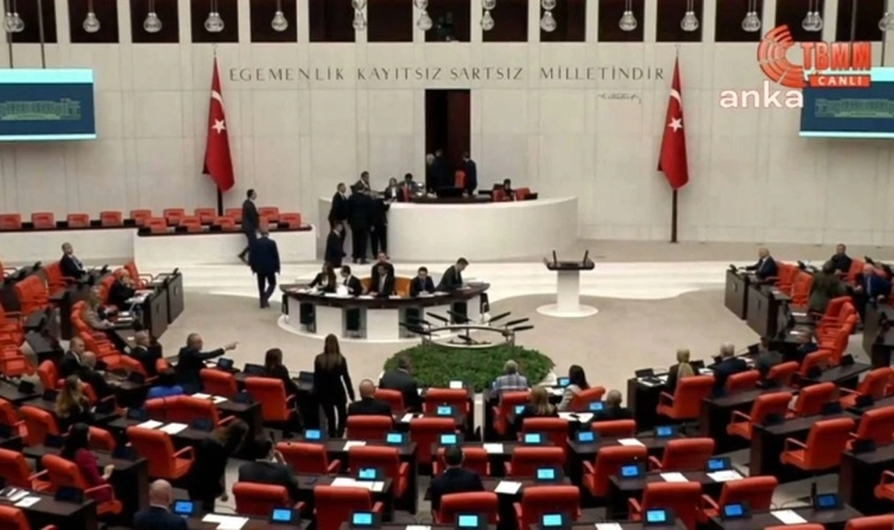 AK Parti'den AYM'nin iptal kararlarını düzenleyen yeni kanun teklifi