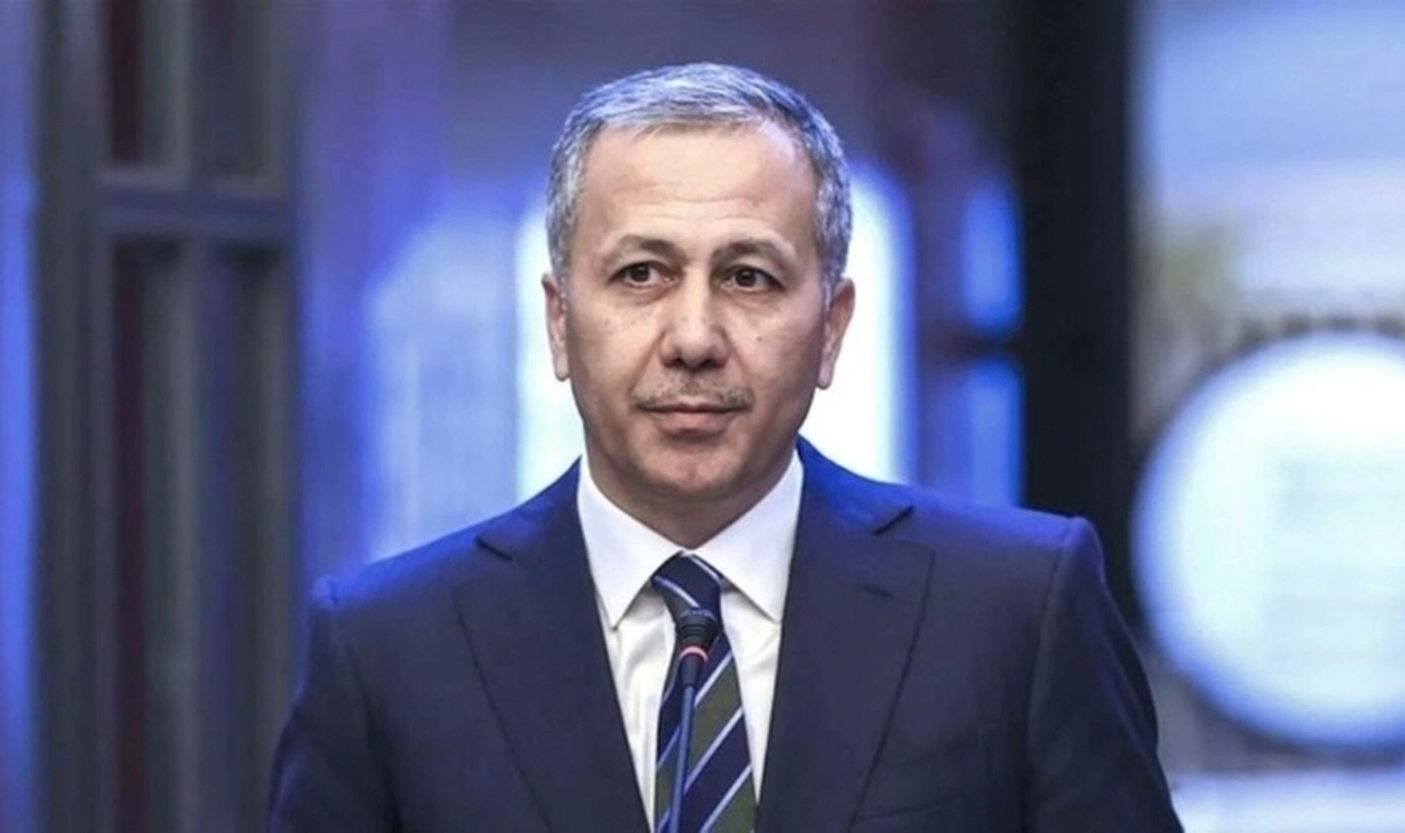 Ali Yerlikaya, polislerle iftihar etti: "Millet iradesini yok sayanlara en net cevabı siz verdiniz"